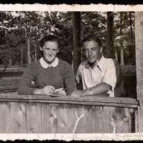 התצלום של יעקב נוח לב וחברתו לוסיה פיינשטוק. | יד ושם