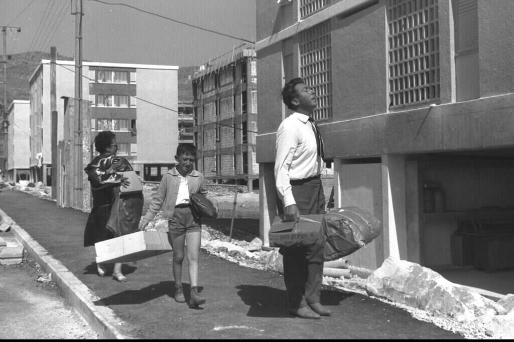 שינויים מרחיקי לכת במעבר הבין־דורי. משפחת עולים במעברה ליד תל־אביב. | קלוגר זולטן - פלאש90 שינויים מרחיקי לכת במעבר הבין־דורי. משפחת עולים במעברה ליד תל־אביב. | קלוגר זולטן - פלאש90