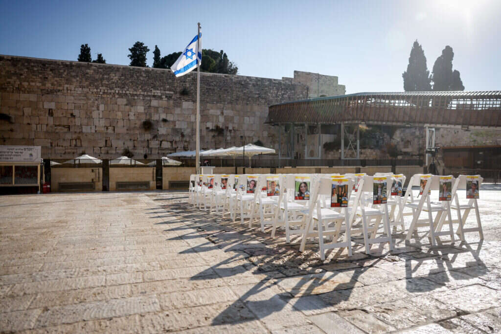 מיצג עם תמונותיהם של הילדים החטופים, בכותל. | חיים גולדברג - פלאש 90