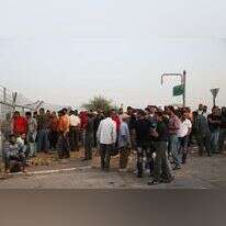 פועלים פלסטינים בכניסה ליישוב יהודי ביו"ש. | נתי שוחט, פלאש 90 פועלים פלסטינים בכניסה ליישוב יהודי ביו"ש. | נתי שוחט, פלאש 90