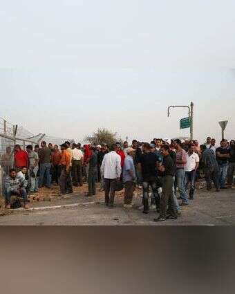 פועלים פלסטינים בכניסה ליישוב יהודי ביו"ש. | נתי שוחט, פלאש 90 פועלים פלסטינים בכניסה ליישוב יהודי ביו"ש. | נתי שוחט, פלאש 90