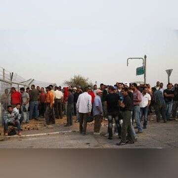 פועלים פלסטינים בכניסה ליישוב יהודי ביו"ש. | נתי שוחט, פלאש 90 פועלים פלסטינים בכניסה ליישוב יהודי ביו"ש. | נתי שוחט, פלאש 90