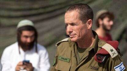 מפקד פיקוד המרכז לשעבר אלוף נדב פדן בחטיבת שומרון ב־2019. ברקע משמאל: צבי סוכות. | שריה דיאמנט - פלאש 90