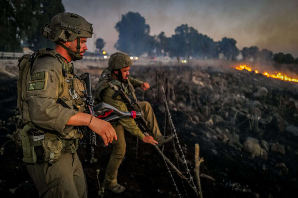 חיילים באזור בו נפלו רקטות, סמוך לבסיס נפח שברמת הגולן. | מיכאל גלעדי / פלאש 90