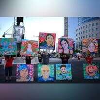 מיצג ציורי החטופים ליד הקריה בתל־אביב. | תומר נויברג, פלאש 90