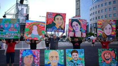 מיצג ציורי החטופים ליד הקריה בתל־אביב. | תומר נויברג, פלאש 90