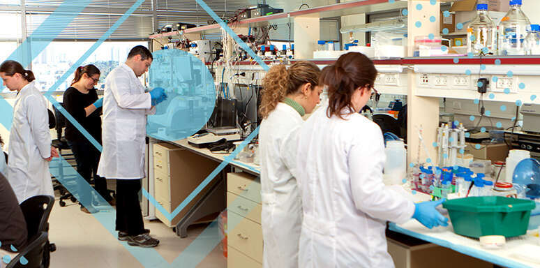 סטודנטים במעבדות אנרגיה בבר אילן. | דוברות בר-אילן