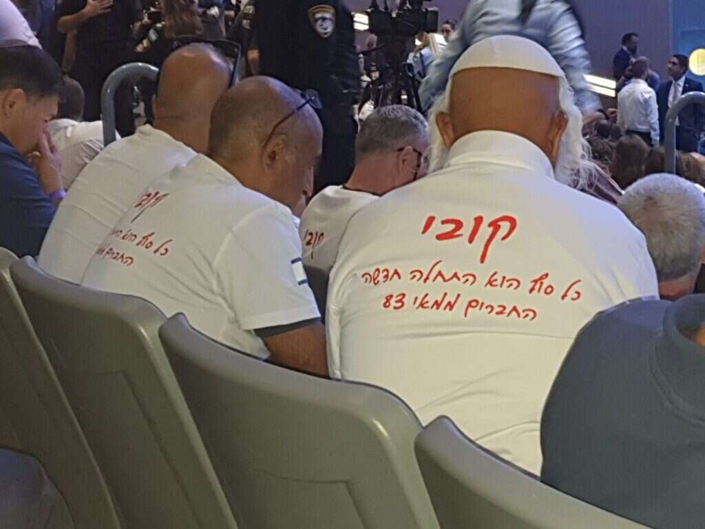 חבריו של שבתאי מהשירות הסדיר במשטרה הגיעו עם חולצות סוף מסלול
