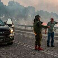 כוחות הביטחון סמוך לשרפה שנגרמה מנפילת רקטה בצומת נפח. | מיכאל גלעדי - פלאש 90