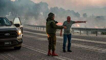 כוחות הביטחון סמוך לשרפה שנגרמה מנפילת רקטה בצומת נפח. | מיכאל גלעדי - פלאש 90