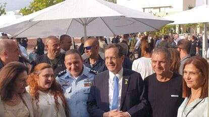 נשיא המדינה יצחק הרצוג לצדו של מפכ"ל המשטרה היוצא, קובי שבתאי, היום