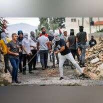 פלסטינים מיידים אבנים על כוחות צה"ל בכפר קדום. | נאסר אישתיה - פלאש90