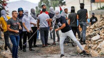 פלסטינים מיידים אבנים על כוחות צה"ל בכפר קדום. | נאסר אישתיה - פלאש90
