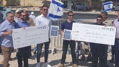 הענקת צל"ש אזרחי לסער אופיר וישראל ביטון. | תורת לחימה