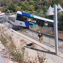 האוטובוס שהידרדר לתוך תחנת הרכבת סמוך לגן החיות התנ"כי. | תיעוד מבצעי מד"א האוטובוס שהידרדר לתוך תחנת הרכבת סמוך לגן החיות התנ"כי. | תיעוד מבצעי מד"א