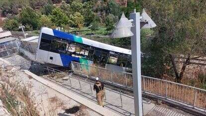 האוטובוס שהידרדר לתוך תחנת הרכבת סמוך לגן החיות התנ"כי. | תיעוד מבצעי מד"א