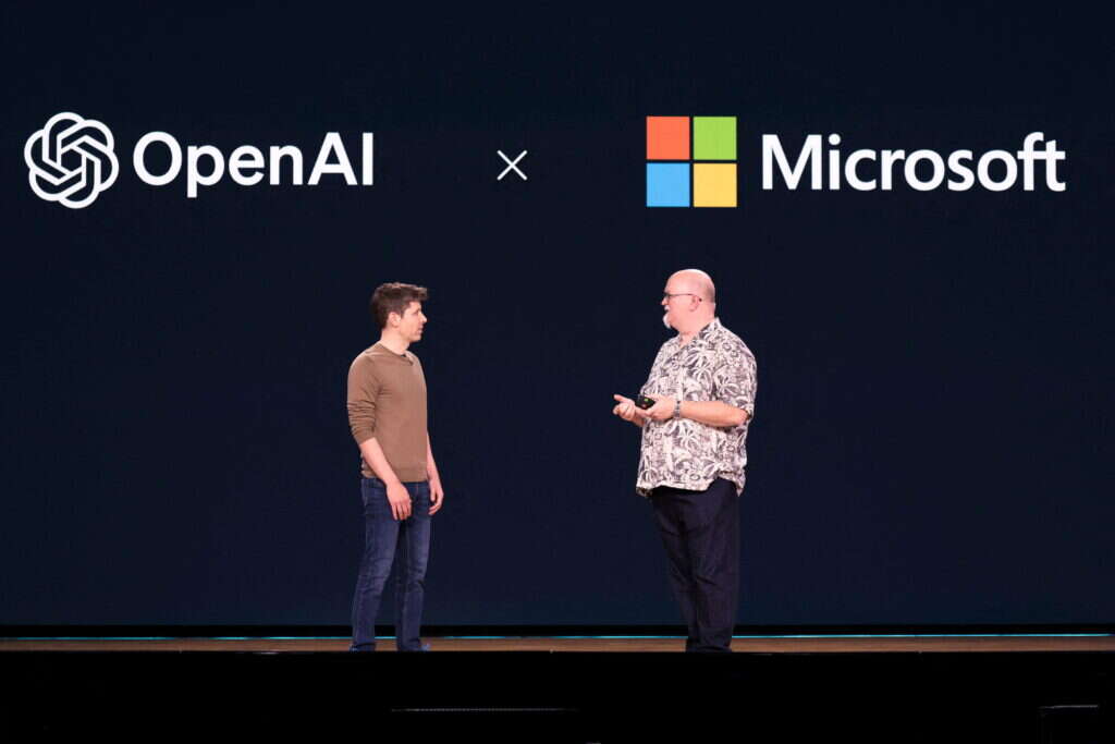 לבינה המלאכותית אין הגנה. מנכ"ל OpenAI, סם אלטמן, עם ראש המערך הטכנולוגי של מייקרוסופט, קווין סקוט | AFP