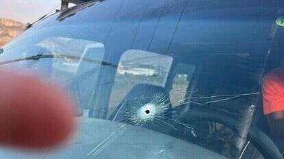 מקום פגיעת הקליע ברכב בפיגוע הבוקר בבנימין. | מד"א