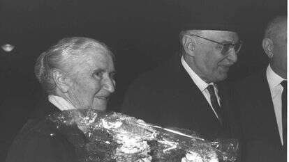 נשיא המדינה זלמן שזר ורעייתו רחל מגיעים לתיאטרון "הבימה", בתל אביב. | משה פרידמן - לע"מ נשיא המדינה זלמן שזר ורעייתו רחל מגיעים לתיאטרון "הבימה", בתל אביב. | משה פרידמן - לע"מ