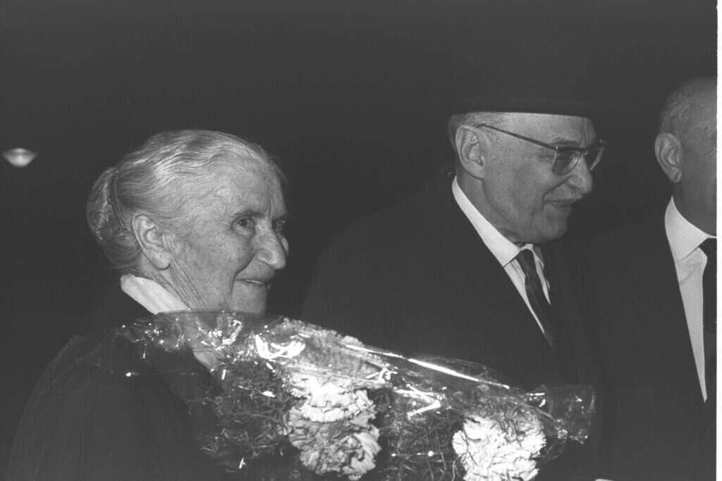 נשיא המדינה זלמן שזר ורעייתו רחל מגיעים לתיאטרון "הבימה", בתל אביב. | משה פרידמן - לע"מ