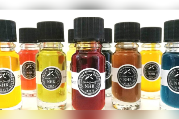 שמנים אתריים, אילוסטרציה. | מסך מיוטיוב שמנים אתריים, אילוסטרציה. | מסך מיוטיוב