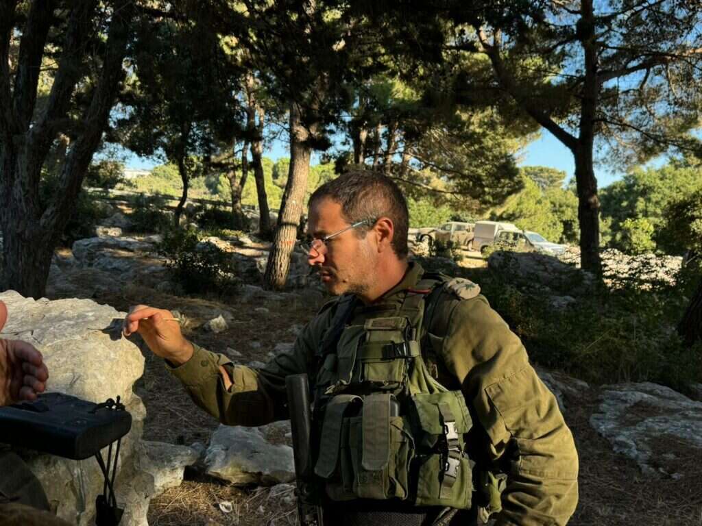 סא"ל איתי לשם עם לוחמיו | דובר צה"ל