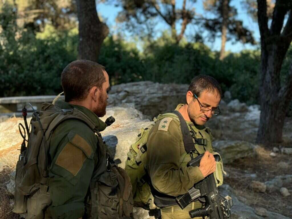 סא"ל איתי לשם עם לוחמיו | דובר צה"ל