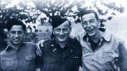 הצבא האמריקני השתמש בכישוריהם של פליטים יהודים למלחמה בנאצים. שלושה מ"נערי ריצ'י" - יהודים ממוצא גרמני שהוכשרו בבית הספר למודיעין של צבא ארה"ב. באדיבות מוזיאון הלוחם היהודי במלחמת העולם השנייה ע״ש הנשיא חיים הרצוג