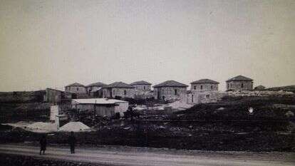 הבתים הראשונים בנווה יעקב. באדיבות משפחת רוטשילד