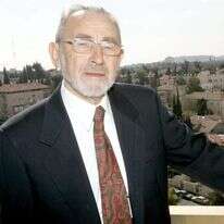 בשונה מחוקרים אחרים, הלבני איננו נחרץ בדבריו בשום שלב. הוא מציע, מהסס, מסייג, נדחק לפינה. | מרים צחי