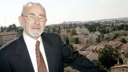 בשונה מחוקרים אחרים, הלבני איננו נחרץ בדבריו בשום שלב. הוא מציע, מהסס, מסייג, נדחק לפינה. | מרים צחי