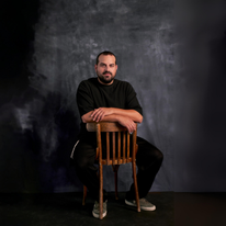 עקיבא תורג'מן. | שילת מזרחי. איפור ושיער: דניאל בר דוד. סטיילינג: עדי רפלד–פודהורצר. ע' צלמת: אוראל קלבו