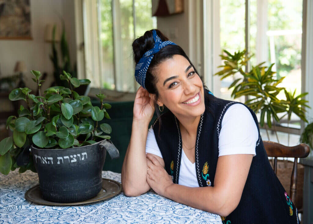 שיפי אלוני. | אביטל הירש. איפור ושיער: מיכל אזאצ'י. סטייליניג: מעיין רתם ברש.