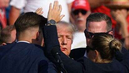 טראמפ לאחר הירי. | AFP