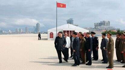 מנהיג צפון קוריאה, קים ג'ונג און, בסיור באתר התיירות הגדול במדינה שייפתח בקרוב. | KCNA VIA KNS / AFP