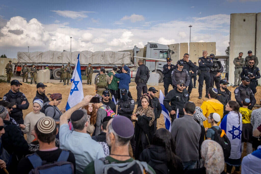 חסימת המשאיות ליד כרם שלום, ינואר 2024. | חיים גולדברג - פלאש90