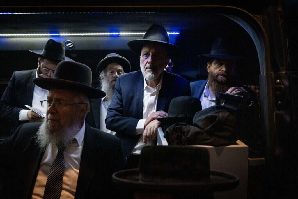 ח"כ אריה דרעי בלווית אחיו, הרב יהודה ז"ל. | חיים גולדברג - פלאש 90 ח"כ אריה דרעי בלווית אחיו, הרב יהודה ז"ל. | חיים גולדברג - פלאש 90