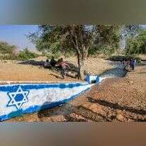 ישראלים ופלסטינים במעיין עוג'ה. | נאסר אישתאיה - פלאש 90