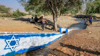 ישראלים ופלסטינים במעיין עוג'ה. | נאסר אישתאיה - פלאש 90