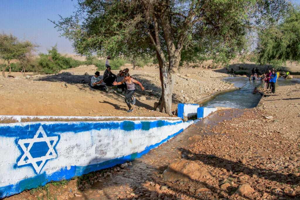 ישראלים ופלסטינים במעיין עוג'ה. | נאסר אישתאיה - פלאש 90