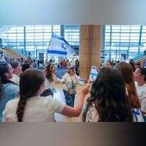 חוגגים עליה באולם מקבלי הפנים בנתב"ג, שבוע שעבר. | נפש בנפש