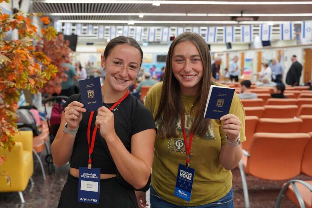 "אני מרגישה שזה הזמן". תמר (מימין) עם הדרכון הישראלי. | נפש בנפש