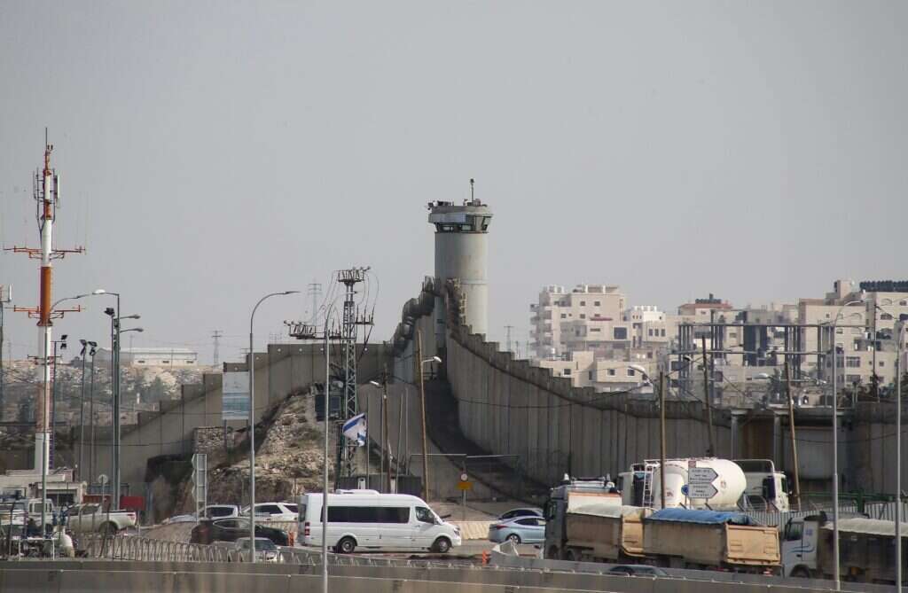 נתפסו על חם: שני פלסטינים ניסו לחצוב מעבר בחומת ההפרדה