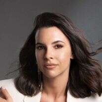 קארה גלי קופצני על נועה רוזין. | שי יחזקאל