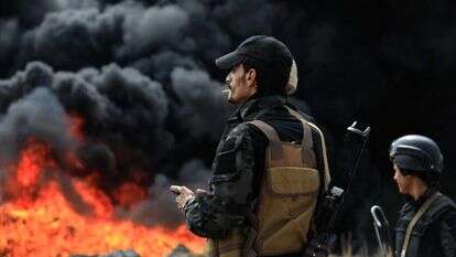 חיילים חות'ים על רקע התקיפה הישראלית בנמל אל-חודיידה בתימן. | EPA/YAHYA ARHAB