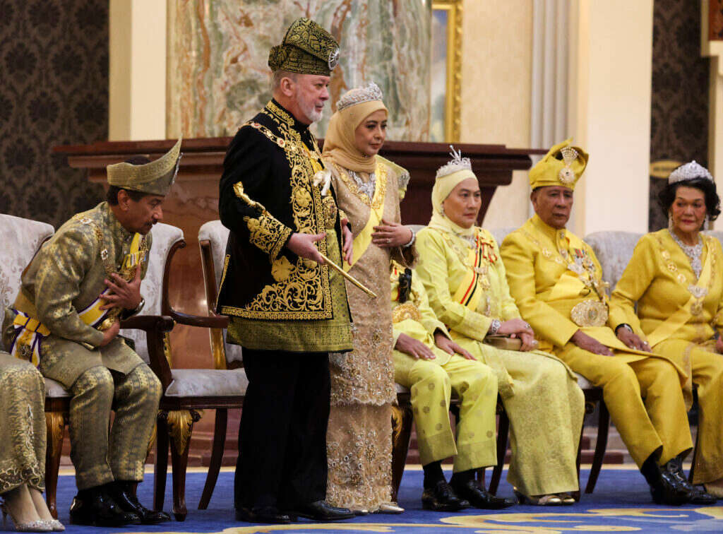 מלך מלזיה החדש, סולטן איברהים איסקנדר, ורעייתו המלכה ראג'ה זרית סופיה, בטקס ההמלכה. | Hasnoor Hussain/Pool Photo via AP