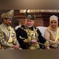 מלך מלזיה החדש, סולטן איברהים איסקנדר (באמצע), ורעייתו המלכה ראג'ה זרית סופיה, בטקס ההמלכה. | Hasnoor Hussain/Pool Photo via AP