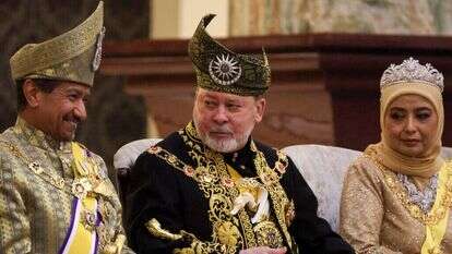 מלך מלזיה החדש, סולטן איברהים איסקנדר (באמצע), ורעייתו המלכה ראג'ה זרית סופיה, בטקס ההמלכה. | Hasnoor Hussain/Pool Photo via AP
