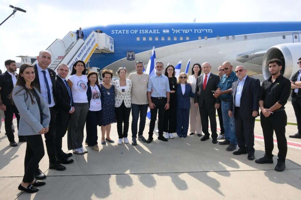 משלחת ראש הממשלה לוושינגטון, על רקע מטוס כנף ציון. לע"ם משלחת ראש הממשלה לוושינגטון, על רקע מטוס כנף ציון. לע"ם