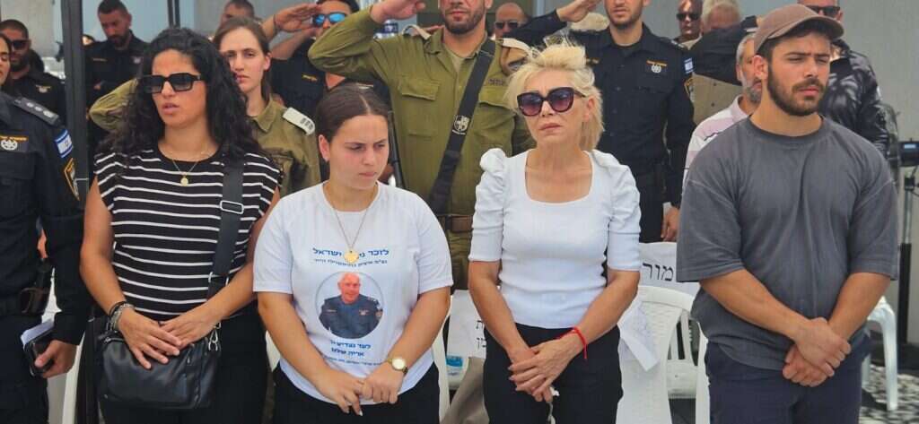 משפחתו של מפקד התחנה הקודם, נצ"מ יצחק בוזוקשוילי ז"ל, שנפל ב-7 באוקטובר. | דוברות המשטרה